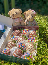 Cargar imagen en el visor de la galería, Caja de Fresas y Chocolates Cumpleaños