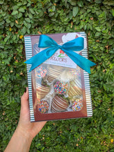 Cargar imagen en el visor de la galería, Caja de Fresas y Chocolates Cumpleaños