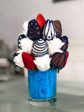 Cargar imagen en el visor de la galería, Arreglo de Fresas, Chocolates y Malvas Panamá
