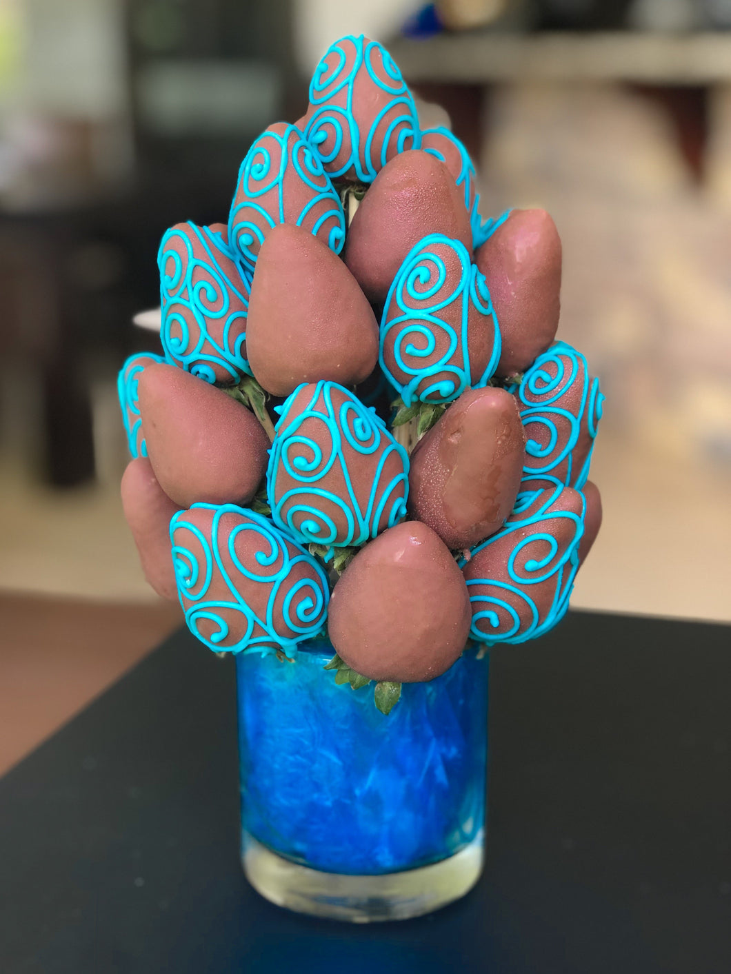 Arreglo de Fresas y Chocolates Azul